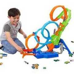 Hot Wheels Track Set with 4 Loops, 3-Way Crash Zone & Motorized